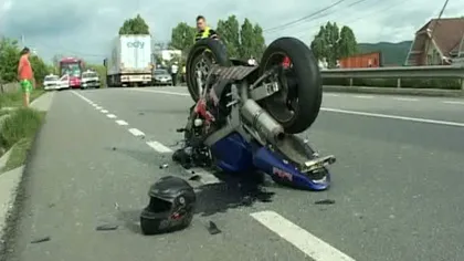 Accident grav de motocicletă. Un tânăr a zburat 15 metri prin aer VIDEO