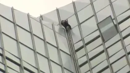 Spiderman a escaladat cel mai înalt turn din Paris VIDEO