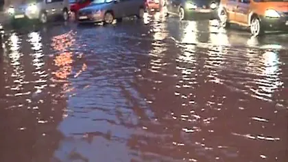 Capitala a INTRAT LA APĂ! După 45 de minute de ploaie, s-a INUNDAT tot Bucureştiul VIDEO FOTO