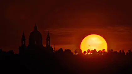 Fotografia astronomică a zilei: O pată solară monstruoasă, deasupra Bazilicii din Torino