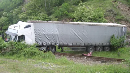 Trafic feroviar blocat între Oradea şi Cluj-Napoca, după ce un TIR s-a răsturnat