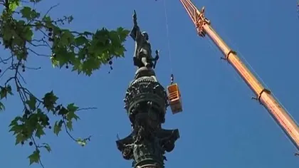 Turişti, salvaţi cu macaraua, după ce au rămas blocaţi într-un monument din Barcelona VIDEO