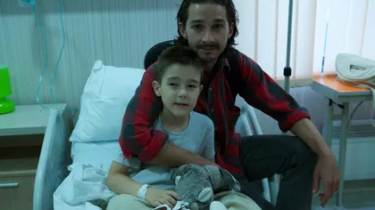 Actorul american Shia LaBoeuf a vizitat copiii dintr-un spital bucureştean FOTO