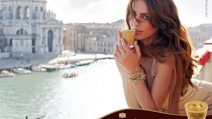 Catrinel Menghia, într-o reclamă sexy la îngheţată, în Veneţia FOTO
