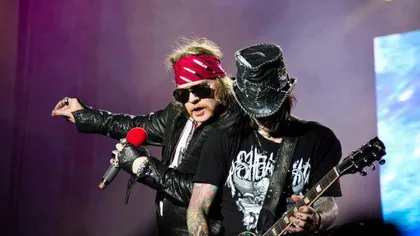 Axl Rose, solistul trupei Guns N' Roses, a căzut pe scenă, în timpul unui concert VIDEO
