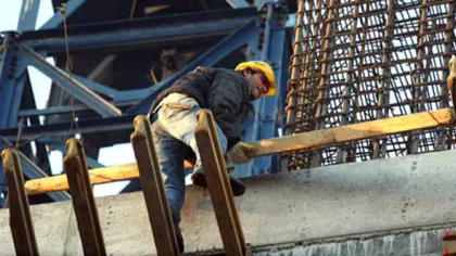 Accident Dâmboviţa. Un muncitor a murit după ce a căzut într-o bucată de fier beton