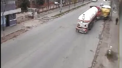 Accident surprins de camerele de supraveghere, la Slatina VIDEO