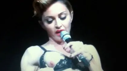 Madonna şochează încă o dată: Şi-a arătat sânul pe scenă, la 53 de ani VIDEO