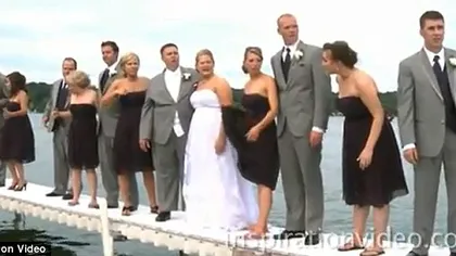 O nuntă inedită: Mirii se prăbuşesc în apă, cu tot cu invitaţi, la o sesiune foto VIDEO