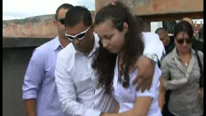 Carmen Bejan şi-a condus copilul pe ultimul drum. Studenta criminală, în braţele soţului VIDEO