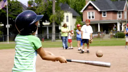 Un american isteric îşi învaţă fiul să joace baseball bătându-l cu cureaua VIDEO