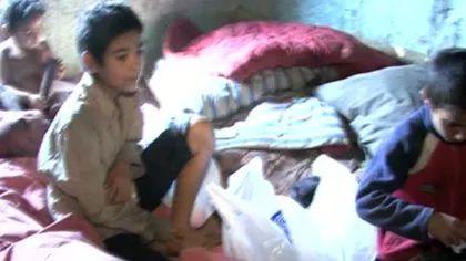 REPORTAJ. Îngeri în mizerie: Copii care rabdă de foame şi nu au cu ce se îmbrăca VIDEO