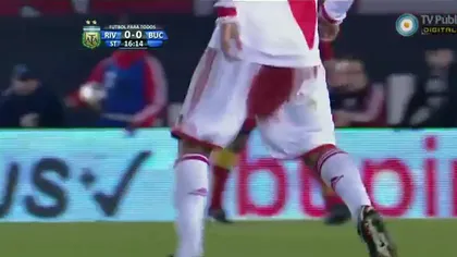 Accident SÂNGEROS! Unui fotbalist i-au plesnit HEMOROIZII în timpul meciului VIDEO