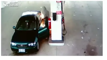 S-a jucat cu focul şi a păţit-o! Vezi isprava unui şofer în benzinărie VIDEO