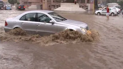 Ploaie torenţială în Tulcea: Oraşul a fost inundat, apa a atins aproape un metru VIDEO