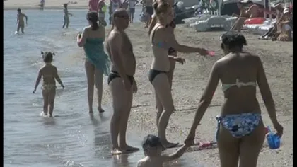 Vremea frumoasă a atras mii de turişti la malul mării VIDEO
