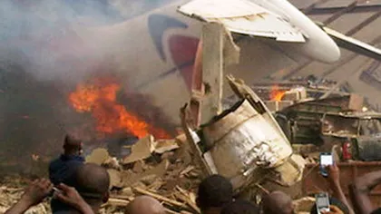 IMAGINI TERIFIANTE. Locul tragediei aviatice din Nigeria, transformat în iad GALERIE FOTO