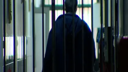 Un gardian de la Penitenciarul Poarta Alba, reţinut pentru că dădea un telefon mobil unui deţinut