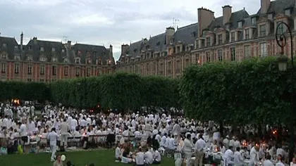 Mii de francezi, îmbrăcaţi în alb, s-au adunat la un picnic spontan VIDEO