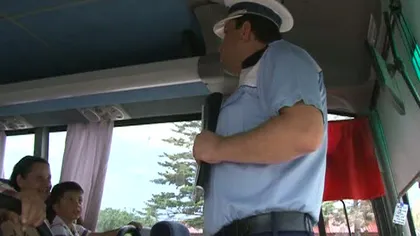 BOMBĂ PE ROŢI. Un microbuz transporta cu 17 pasageri mai mult decât avea voie VIDEO