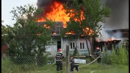 Incendiu puternic în comuna Răchiţi. Focul ar fi pornit de la o improvizaţie VIDEO