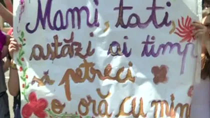 Protest de 1 iunie. Elevii de clasa I le cer părinţilor să petreacă o oră cu ei VIDEO