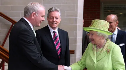 Reconciliere istorică între Marea Britanie şi Irlanda de Nord: Regina dă mâna cu fostul lider al IRA