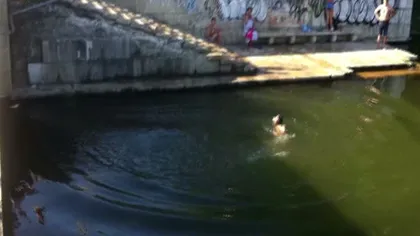 INCONŞTIENŢI Tinerii fac baie în lacurile din Bucureşti, unde nu-i costă niciun ban VIDEO