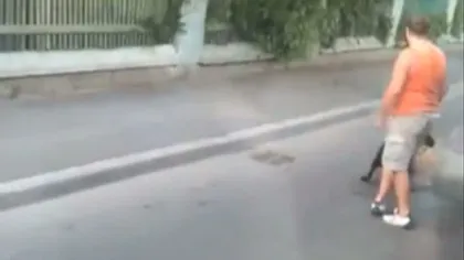 REVOLTĂTOR! Un bărbat îşi asmute rottweilerul împotriva unui maidanez VIDEO