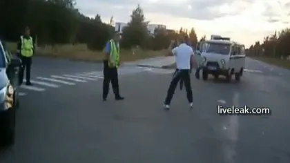 Un şofer beat se bate cu poliţia, în Rusia. Dă un pumn, primeşte bastone VIDEO