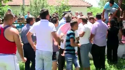 Bătaie şi proteste la Curcani: Un candidat a spart urnele. Oamenii au cerut anularea votului VIDEO
