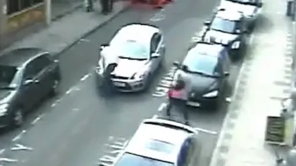 INCREDIBIL: O şoferiţă a lovit un pieton şi a mers cu el pe capotă câteva sute de metri VIDEO