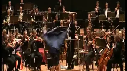 O soprană a făcut tumbe în timpul spectacolului VIDEO