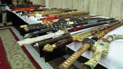 Săbii, bâte şi cuţite au fost confiscate la Craiova, în timpul unor percheziţii VIDEO