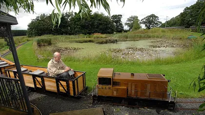Un britanic de 80 de ani şi-a construit propria linie ferată în curtea casei VIDEO
