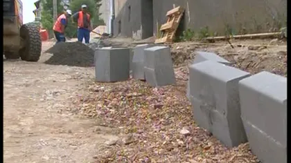 Dorel, pericol public. A spart o ţeavă de gaz în timpul asfaltării, în Braşov VIDEO