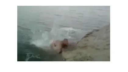 Cea mai STUPIDĂ căzătură! Un tânăr a ratat aterizarea în apă VIDEO