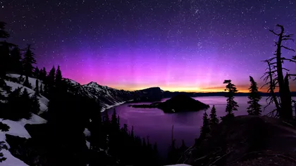 Fotografia astronomică a zilei: O auroră roz se întinde deasupra unui lac