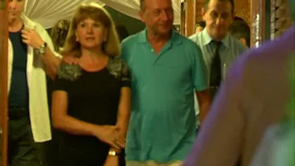 Traian Băsescu şi-a scos sâmbătă soţia la un restaurant din Herăstrău VIDEO