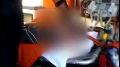 Scandal la Vama Veche: Un bărbat beat s-a aruncat de pe mansarda unei case pe o maşină VIDEO