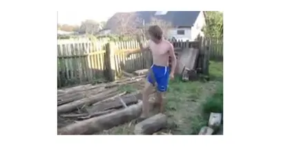 Cât de periculoasă este o bucată de lemn pentru un blond? VIDEO
