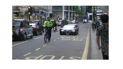 De câţi poliţişti e nevoie pentru a opri un Bugatti Veyron? VIDEO