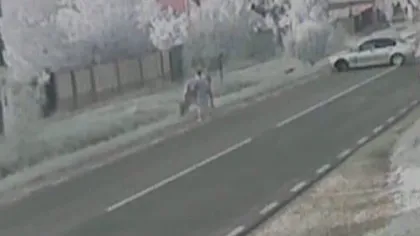 Bărbat SPULBERAT pe marginea drumului de o maşină scăpată de sub control VIDEO