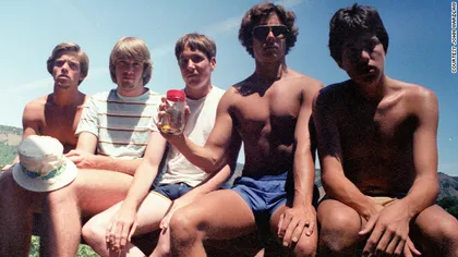 Cinci prieteni au făcut aceeaşi poză de-a lungul a 30 de ani VIDEO