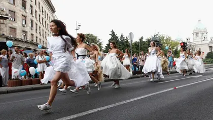 Cursa mireselor: Peste 100 de tinere au alergat în rochii de mireasă, la Belgrad VIDEO