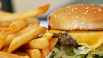 Persoanele care mănâncă des fast-food riscă să fie mai depresive
