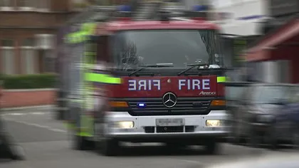O femeie de 255 de kg a fost scoasă din casă de 17 pompieri şi dusă la ambulanţă într-un coş elastic