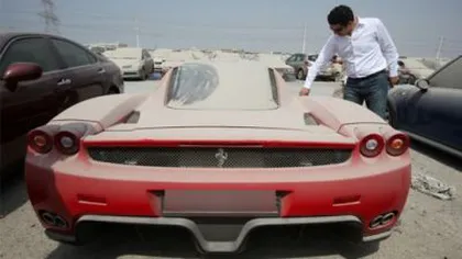 Mercedes, BMW, Bentley, Ferrari, maşini abandonate de arabi pe străzile din Dubai VIDEO