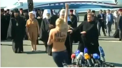 Patriarhului Bisericii ortodoxe ruse, întâmpinat de o militantă cu sânii goi VIDEO