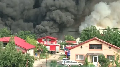 Un depozit din Voluntari a fost mistuit de flăcări. Focul stins după 8 ore VIDEO